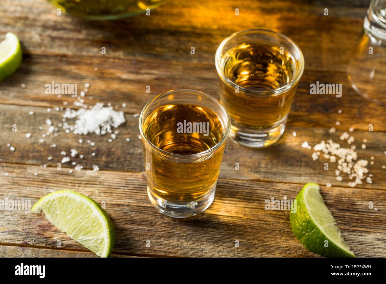 Shot di tequila di Reposado alcolico con lime e sale Foto Stock