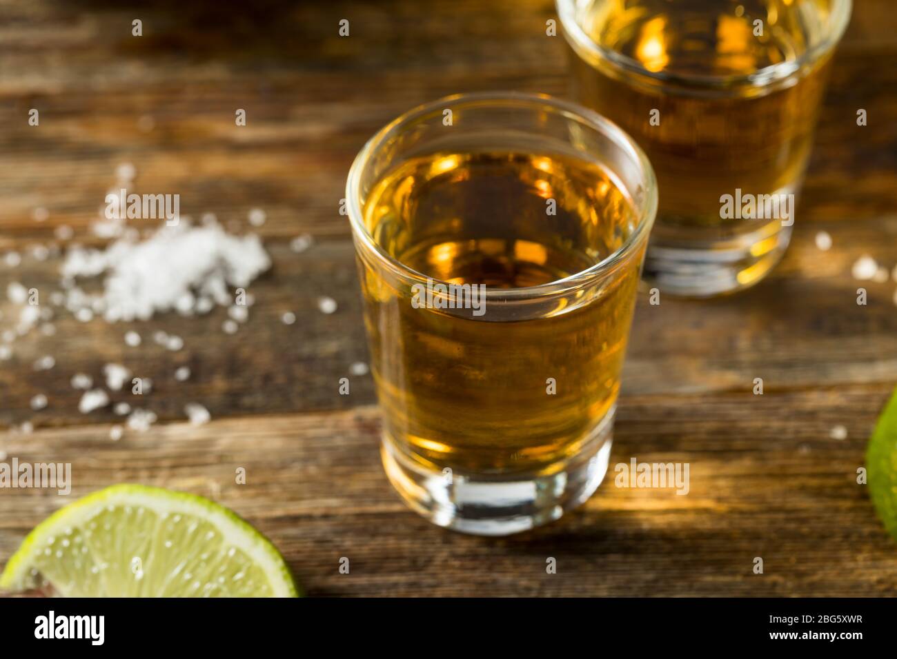 Shot di tequila di Reposado alcolico con lime e sale Foto Stock