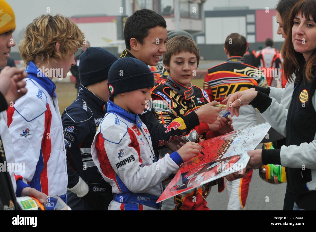 Racing Point driver di Formula uno Lance passeggiata durante la sua carriera karting, visto qui firmare una buona carta a Robert Kubica dopo il suo terribile incidente di rally nel 2011 con i contemporanei di Formula uno Alex Albon e George Russell. Foto Stock