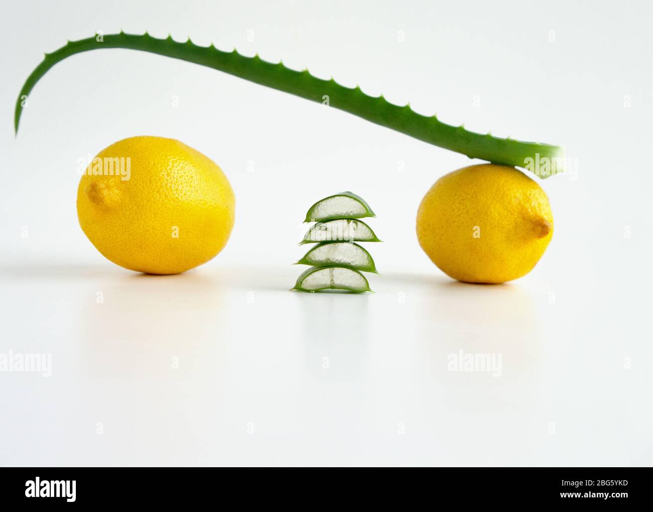 Composizione minimalista di Aloe vera e limone fresco. Ricetta naturale per la cura del viso, della pelle e dei capelli. Su sfondo bianco. Foto Stock