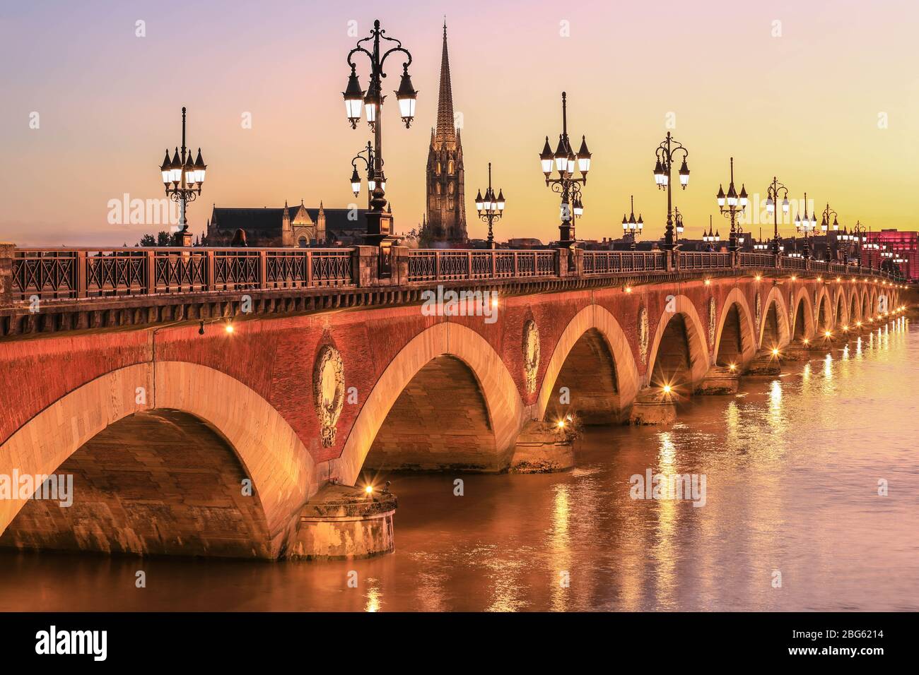 Pont de Pierre sul fiume Garonne a Bordeaux, Francia Foto Stock