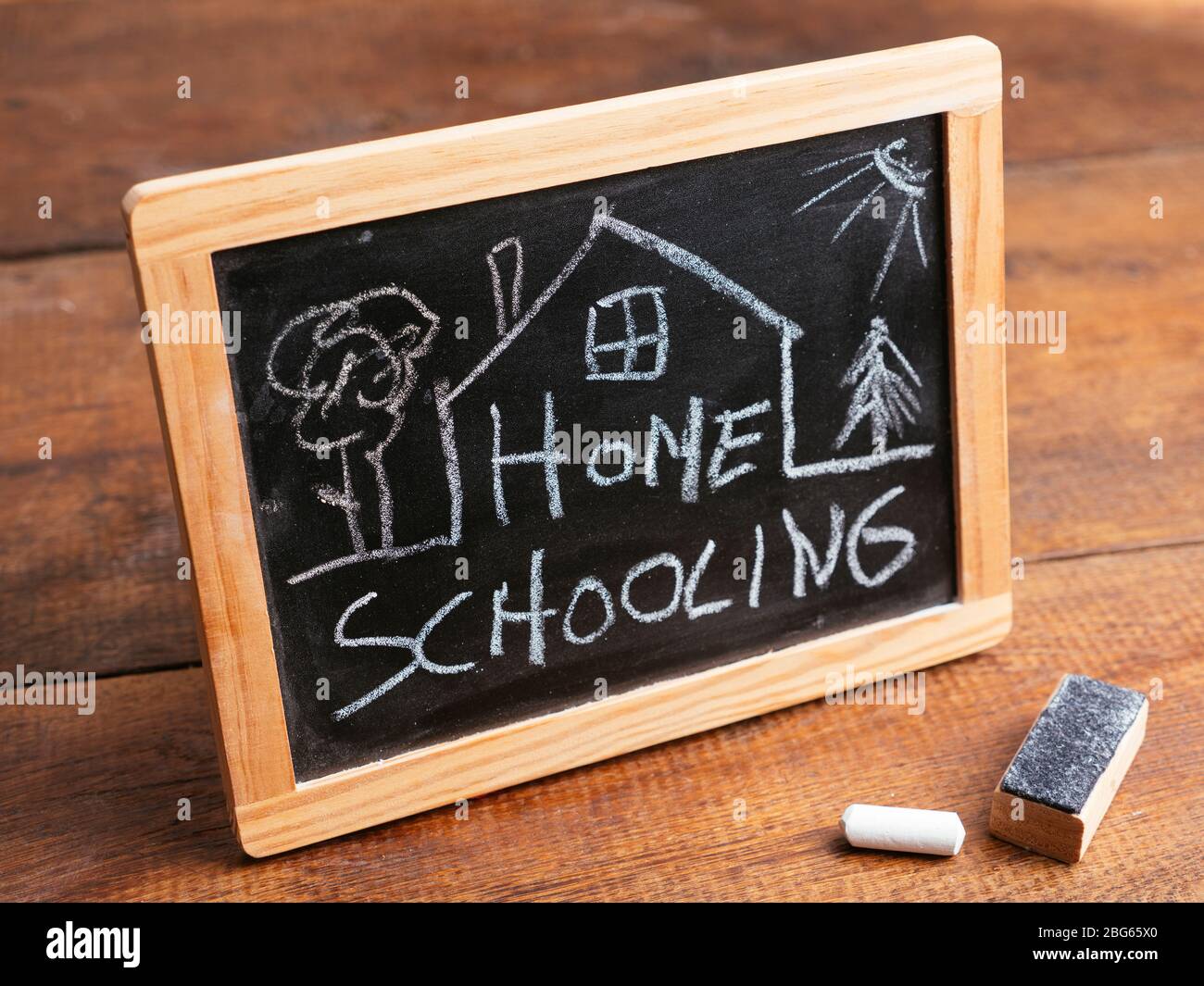 Scuola domestica scritta su una lavagna Foto Stock