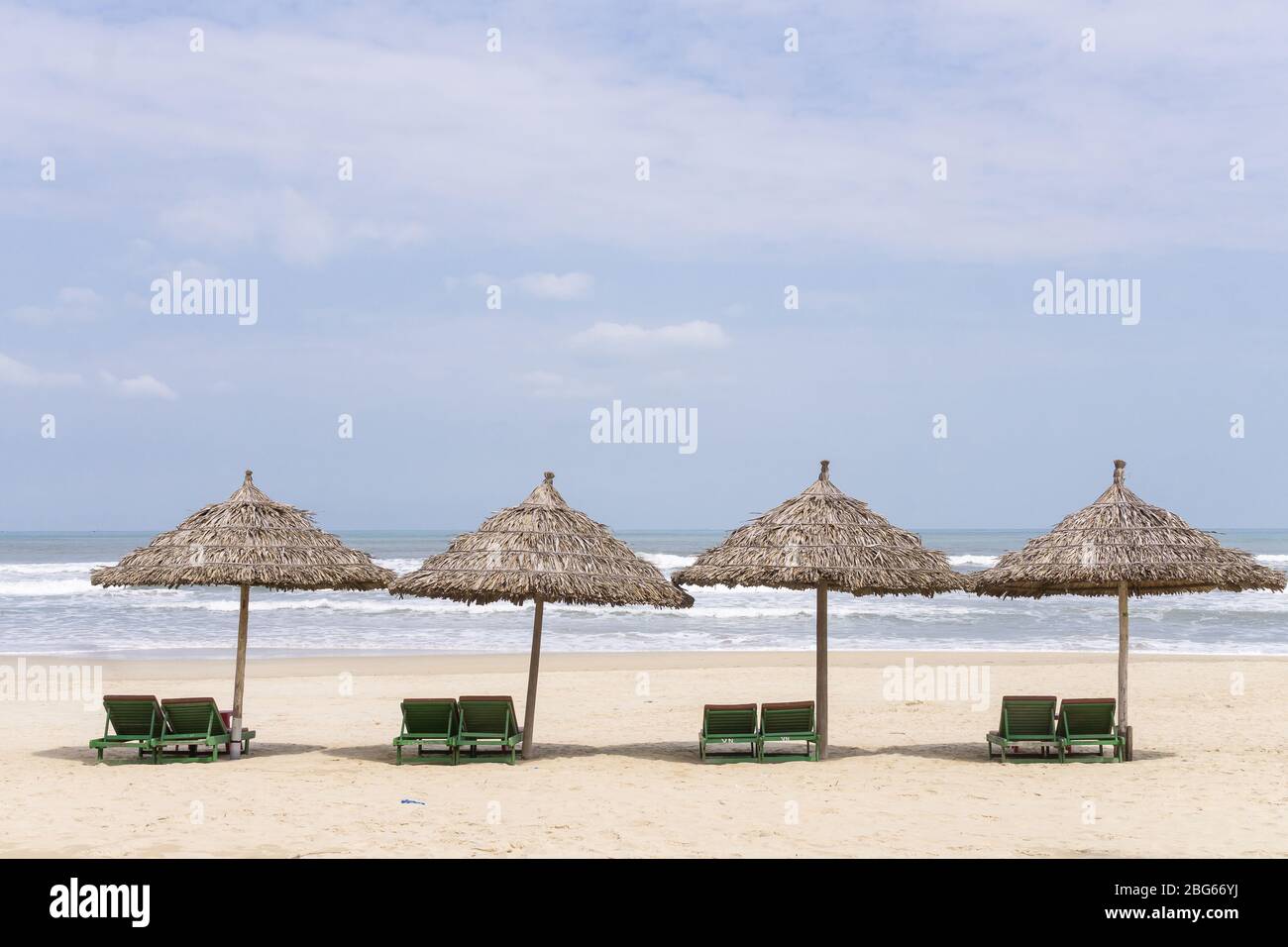 Vietnam Beach - ombrelloni di paglia a My Khe Beach a da Nang in Vietnam, Sud-Est asiatico. Foto Stock