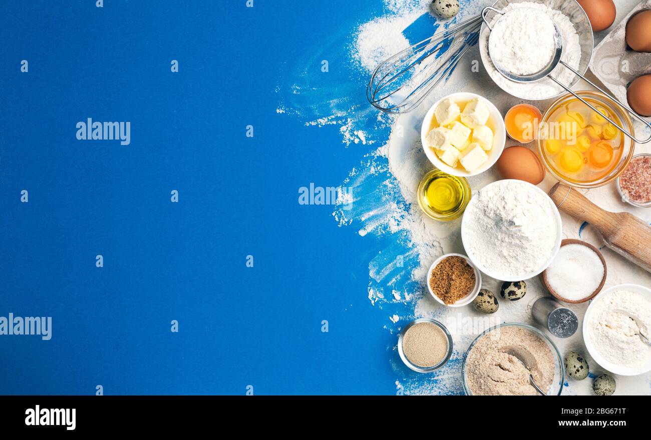 Ingredienti da forno su sfondo blu, vista dall'alto Foto Stock