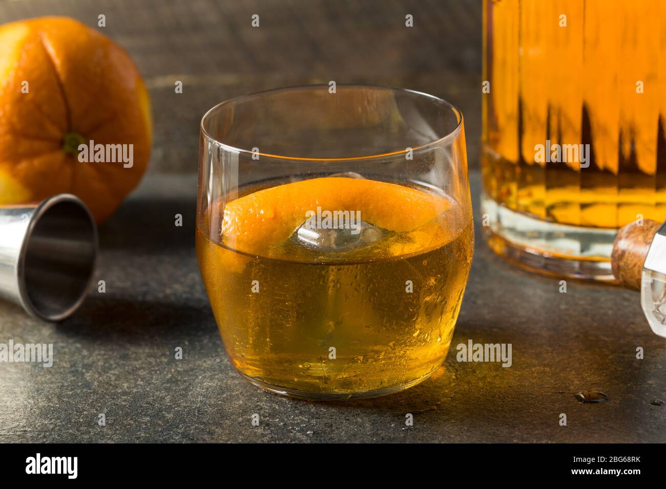 Boozy giapponese Whiskey Old fashioned con una buccia arancione Foto Stock