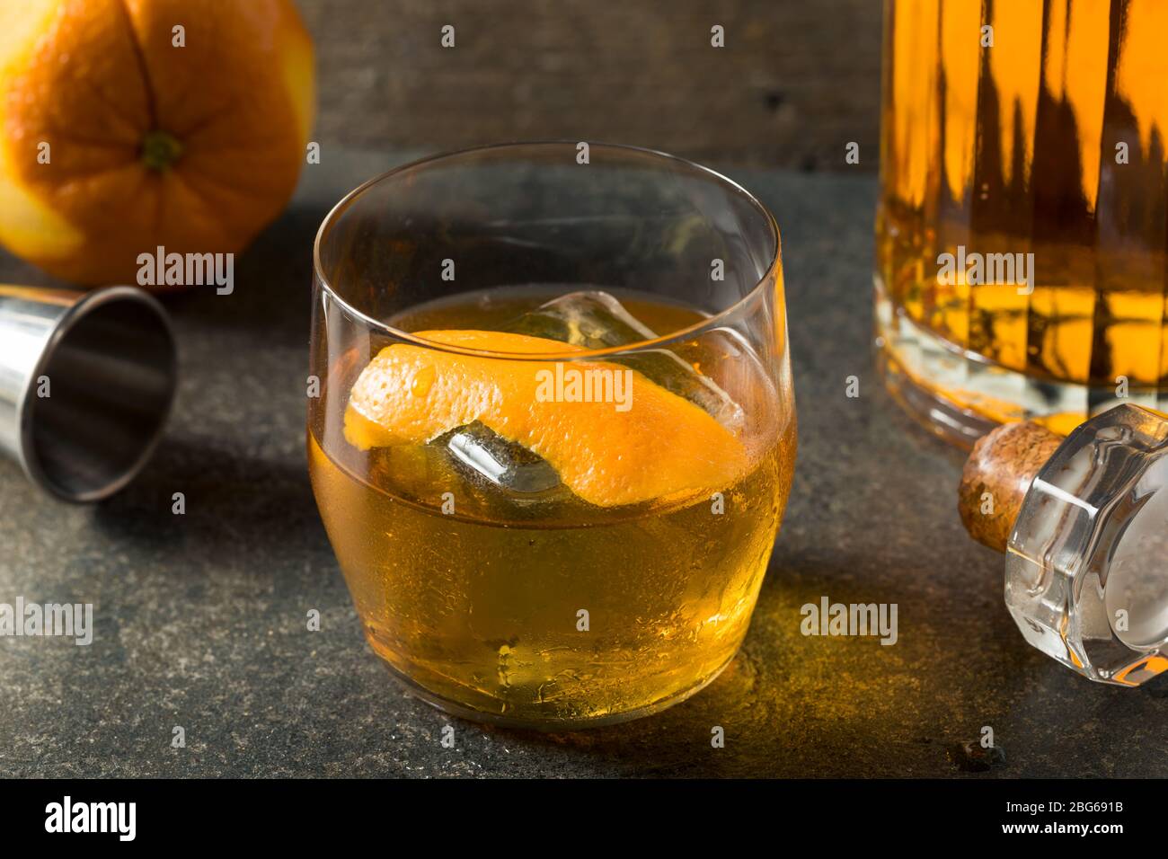 Boozy giapponese Whiskey Old fashioned con una buccia arancione Foto Stock