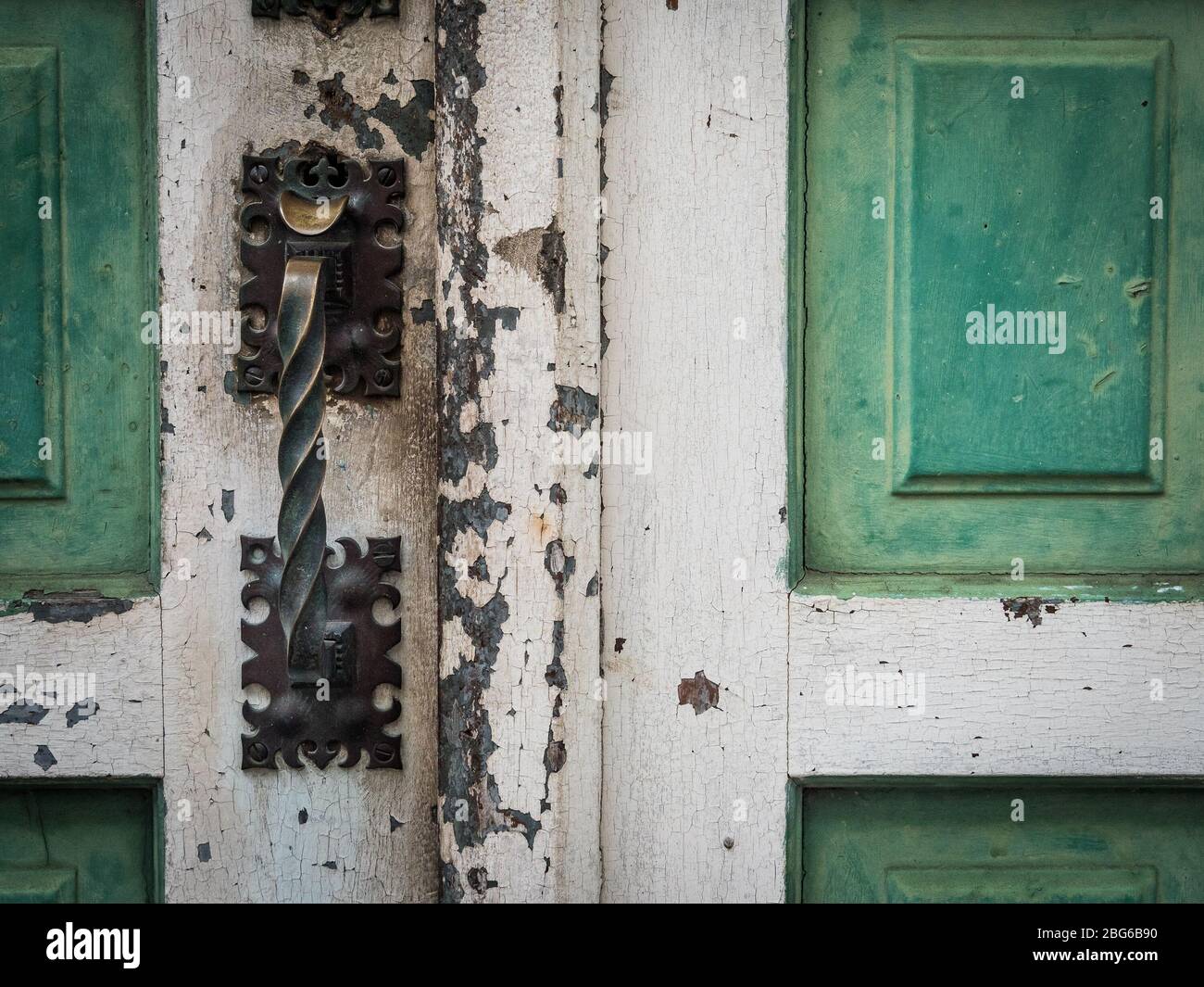 Una vista ravvicinata di una maniglia o di una manopola di una singola porta è abbellita a una porta. Foto Stock