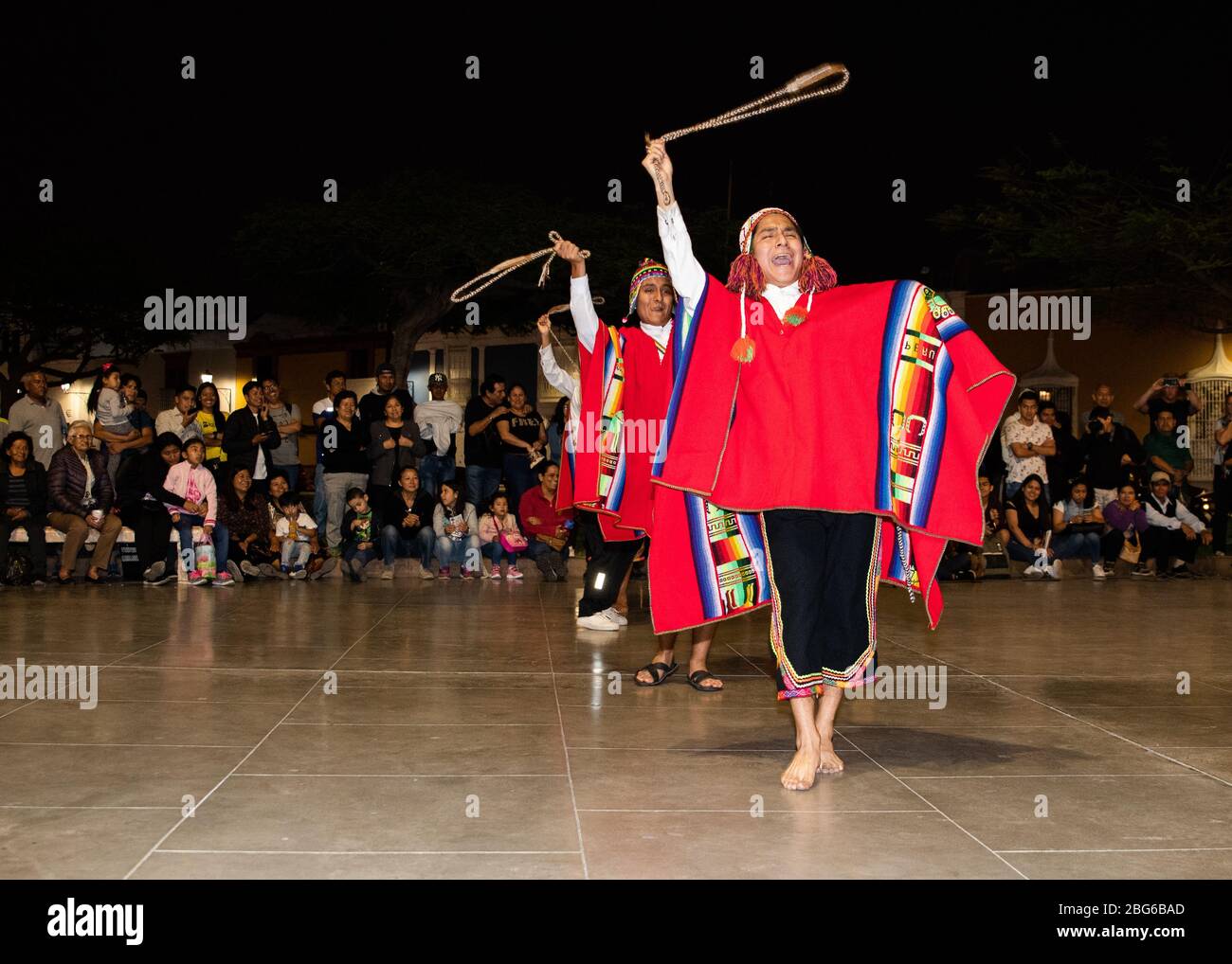 Ballerini in costumi colorati che eseguono la tradizionale danza peruviana Huayno Cusqueño alla folla nella piazza principale di Trujillo nel nord del Perù Foto Stock