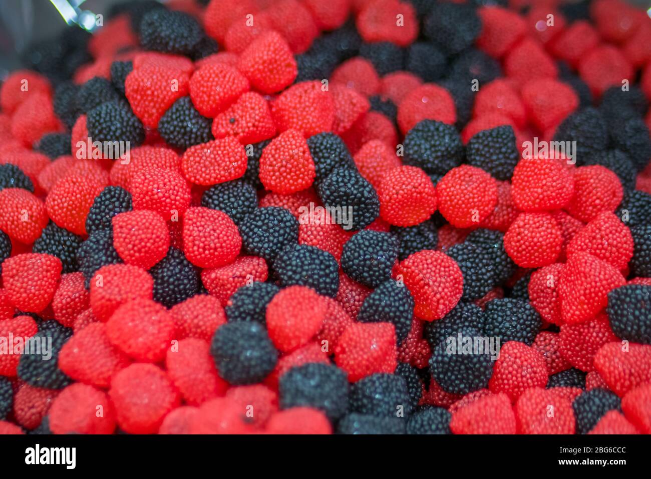 Assortimento di caramelle colorate e deliziose marmellate in vendita in negozio Foto Stock