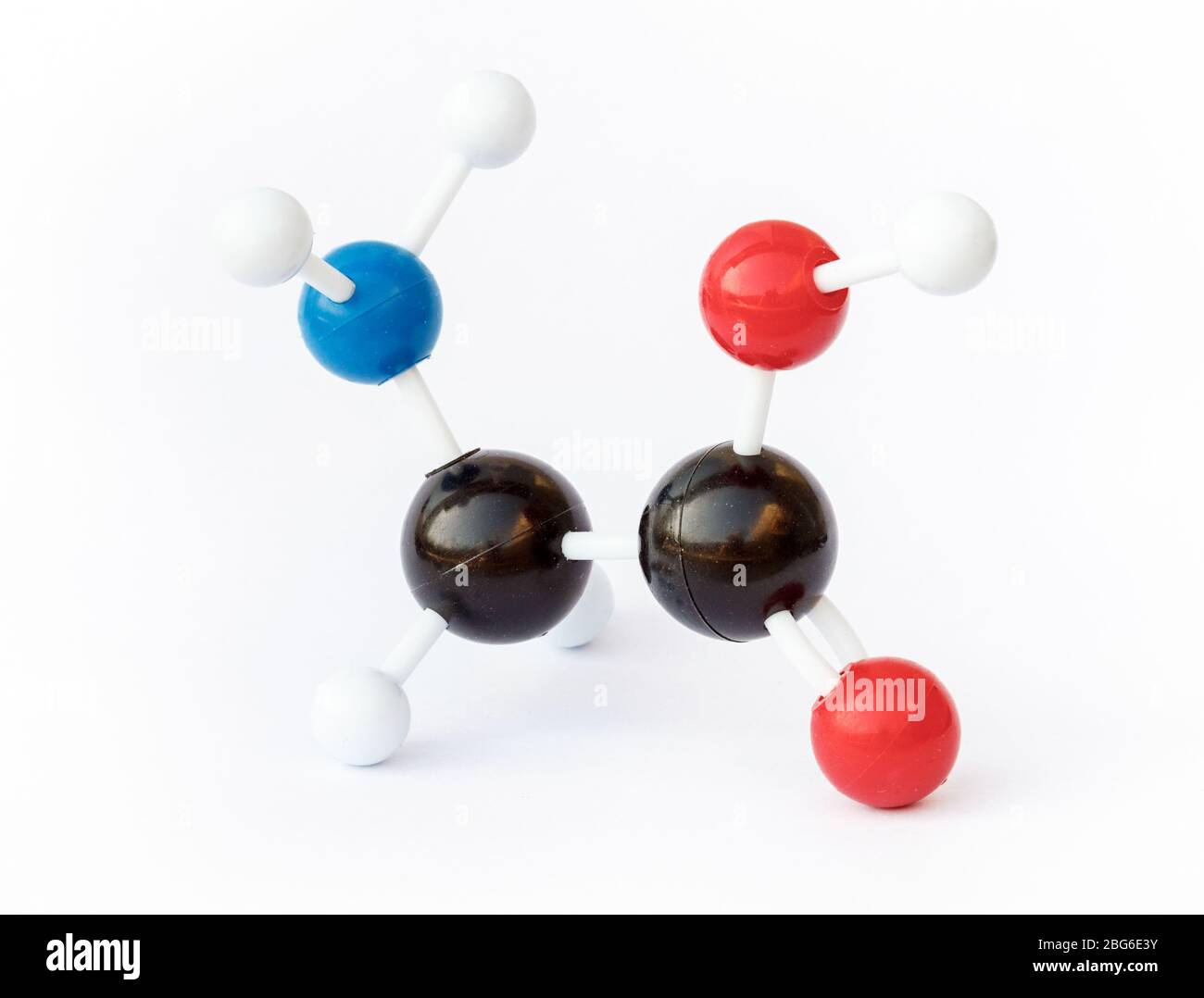 Modello di plastica a sfera e bastone di una molecola di glicina su sfondo bianco. La glicina è l'amminoacido più semplice ed è un neurotrasmettitore inibitorio. Foto Stock