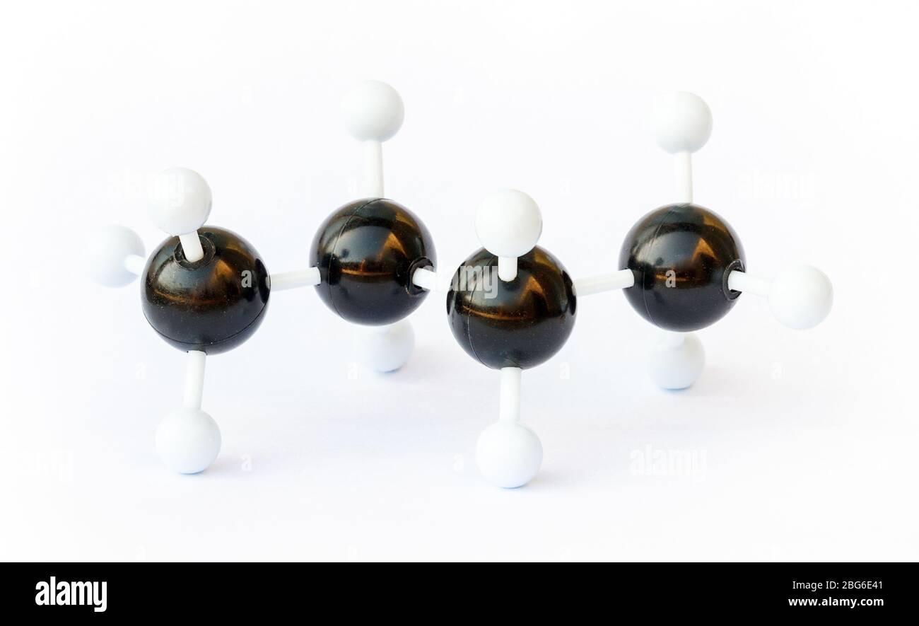 Modello in plastica a sfera e bastone di una molecola di butano (formula chimica C4H8) su sfondo bianco. Il butano è comunemente usato come combustibile. Foto Stock