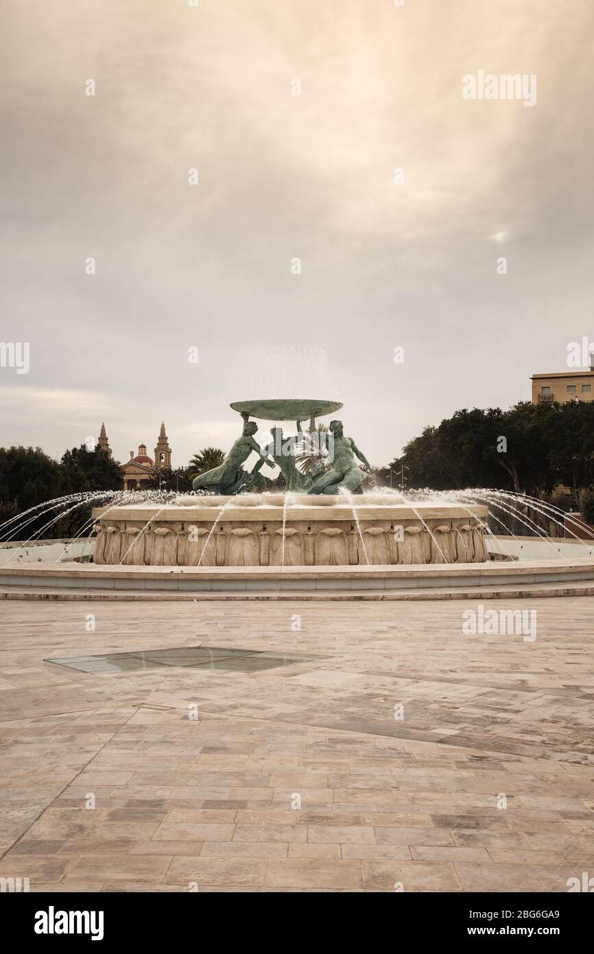 fontana fuori la valletta di tre Tritoni di bronzo che reggono un grande bacino Foto Stock