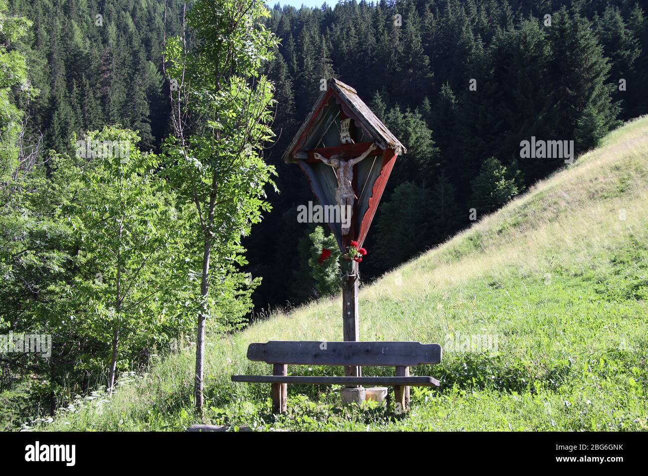 Piccola croce di legno sulle montagne delle alpi in Italia Foto Stock