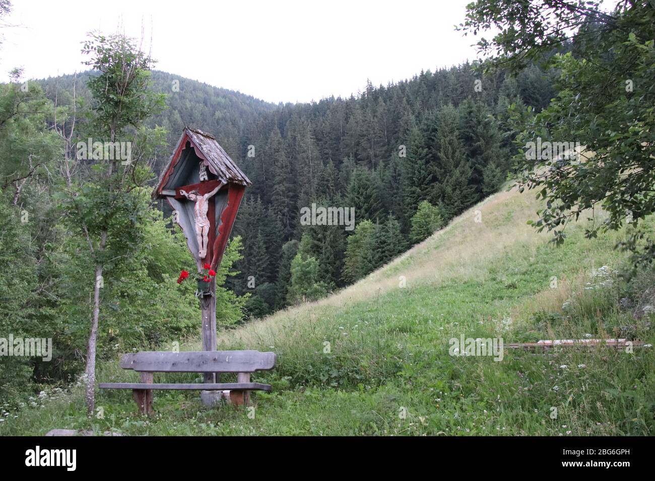 Piccola croce di legno sulle montagne delle alpi in Italia Foto Stock