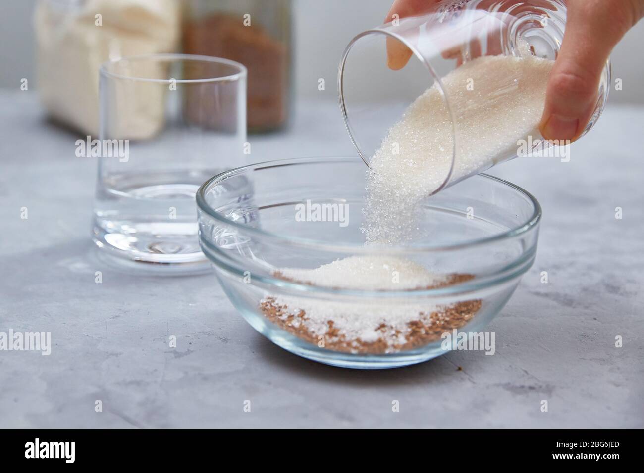 Fase 3. Aggiungere lo zucchero e l'acqua per preparare il caffè al algone. Bevanda coreana di tendenza. Cottura passo dopo passo. Foto Stock