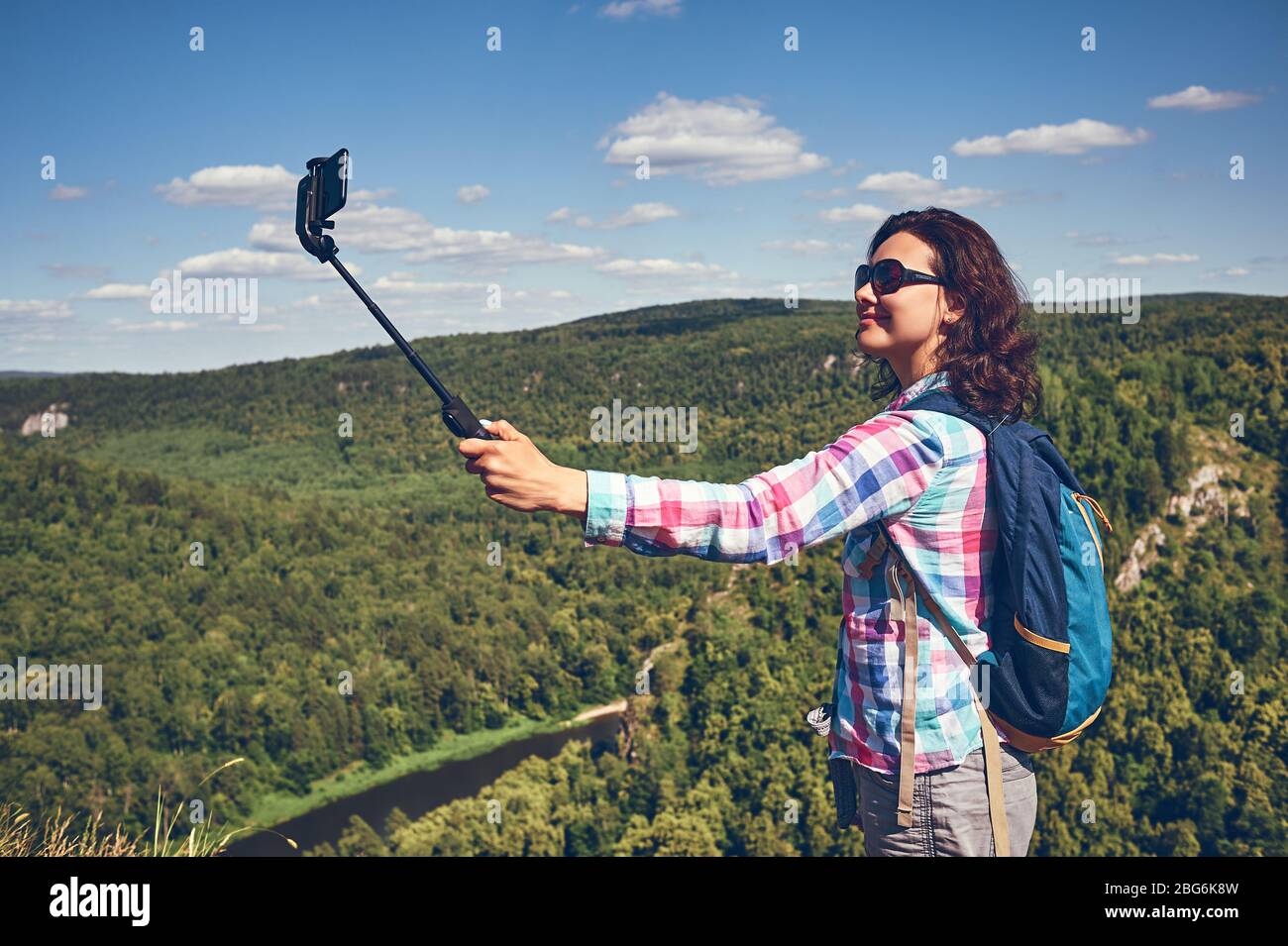 giovane escursionista donna che scatta foto con smartphone in cima alla montagna Foto Stock