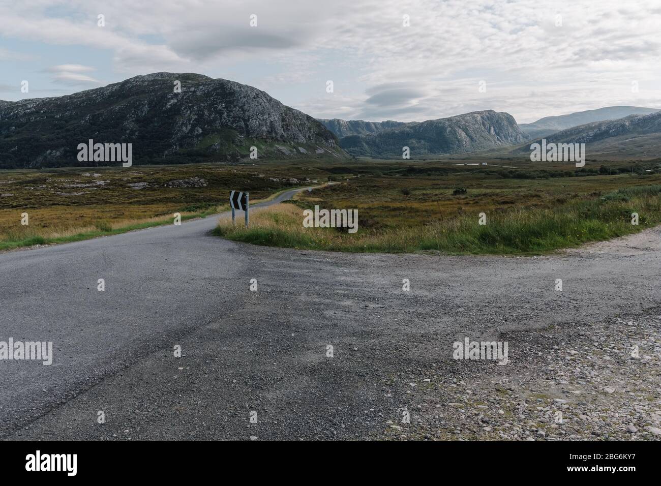 Strada di altopiano vuota vicino a Loch Eriboll in Scozia, che fa parte del famoso percorso turistico di viaggio, la costa settentrionale 500. Foto Stock