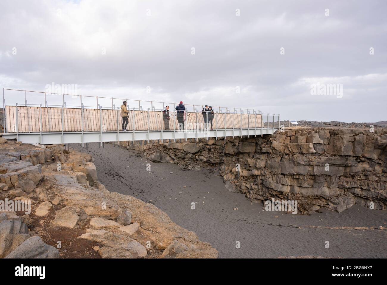 Il ponte tra i continenti, la penisola di Reykjanes, l'Islanda, dove il crinale medio-Atlantico arriva a riva sulla terraferma islandese. Foto Stock