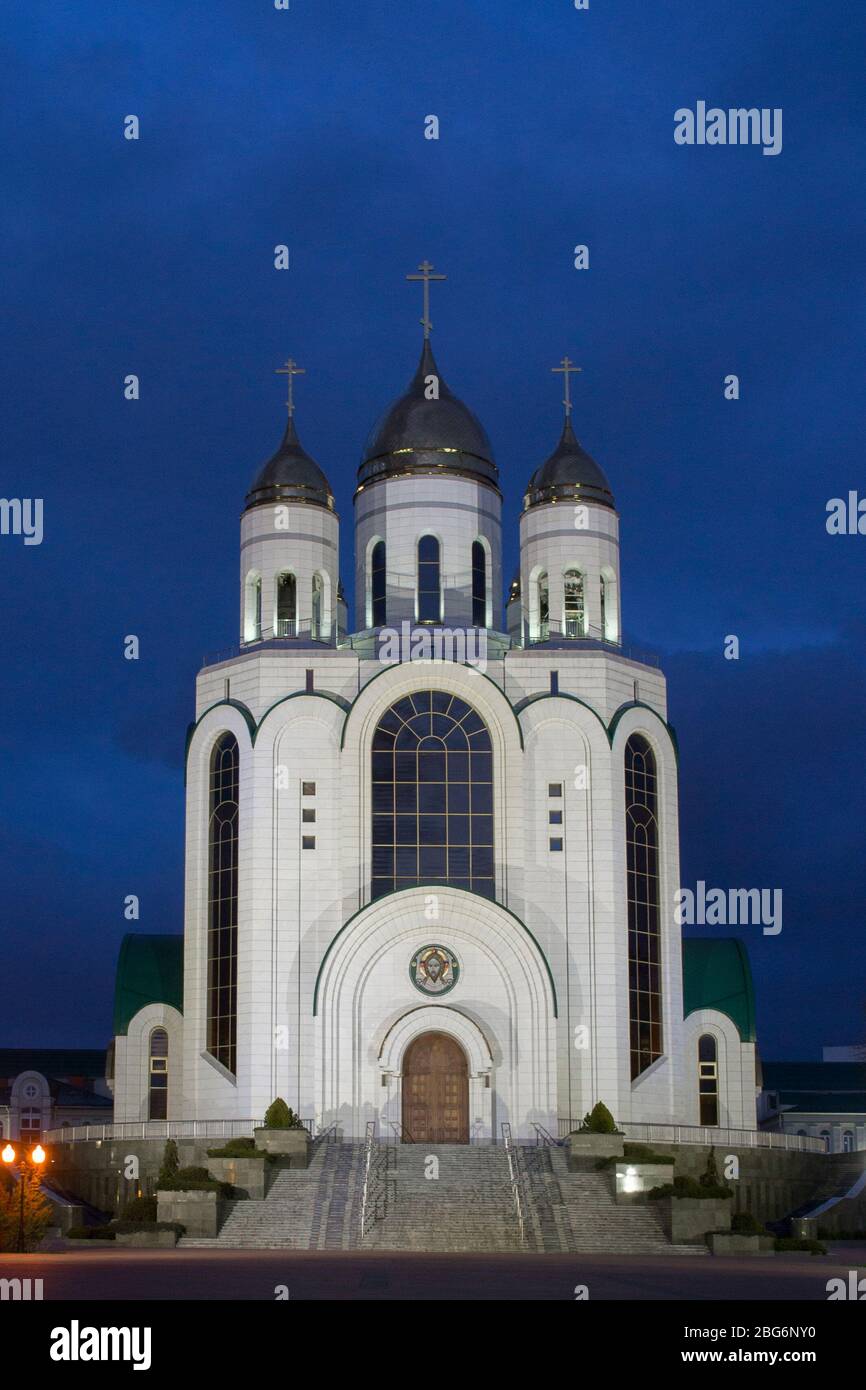 Cattedrale di Cristo Salvatore in Piazza della Vittoria a Kaliningrad la sera. Kaliningrad, Oblast di Kaliningrad, Russia. Foto Stock
