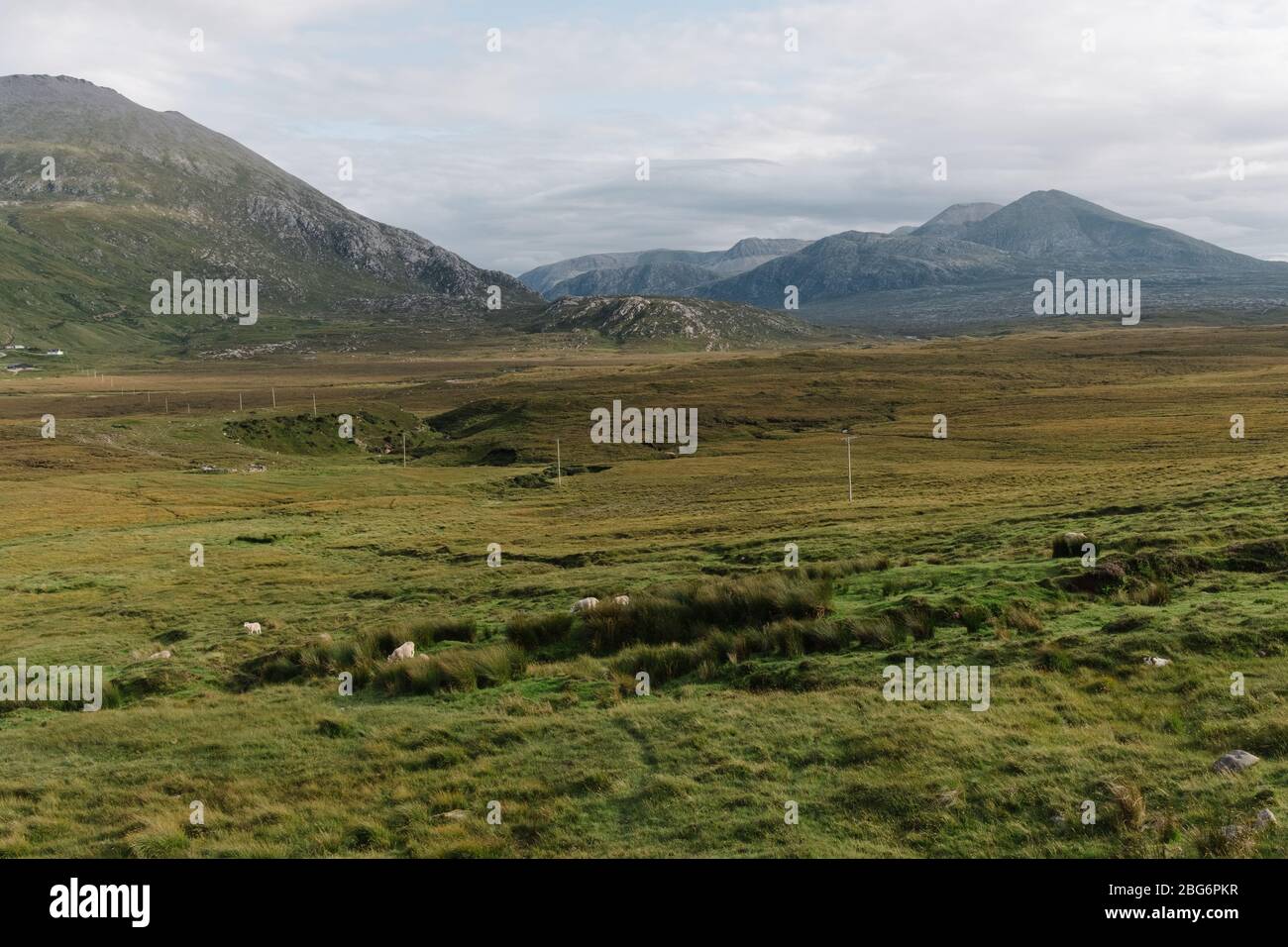 Vista di Cranstackie e Ceann Garbh dalla costa settentrionale 500 percorso turistico vicino al Kyle of Durness nelle Highlands del Nord Ovest della Scozia, Regno Unito. Foto Stock