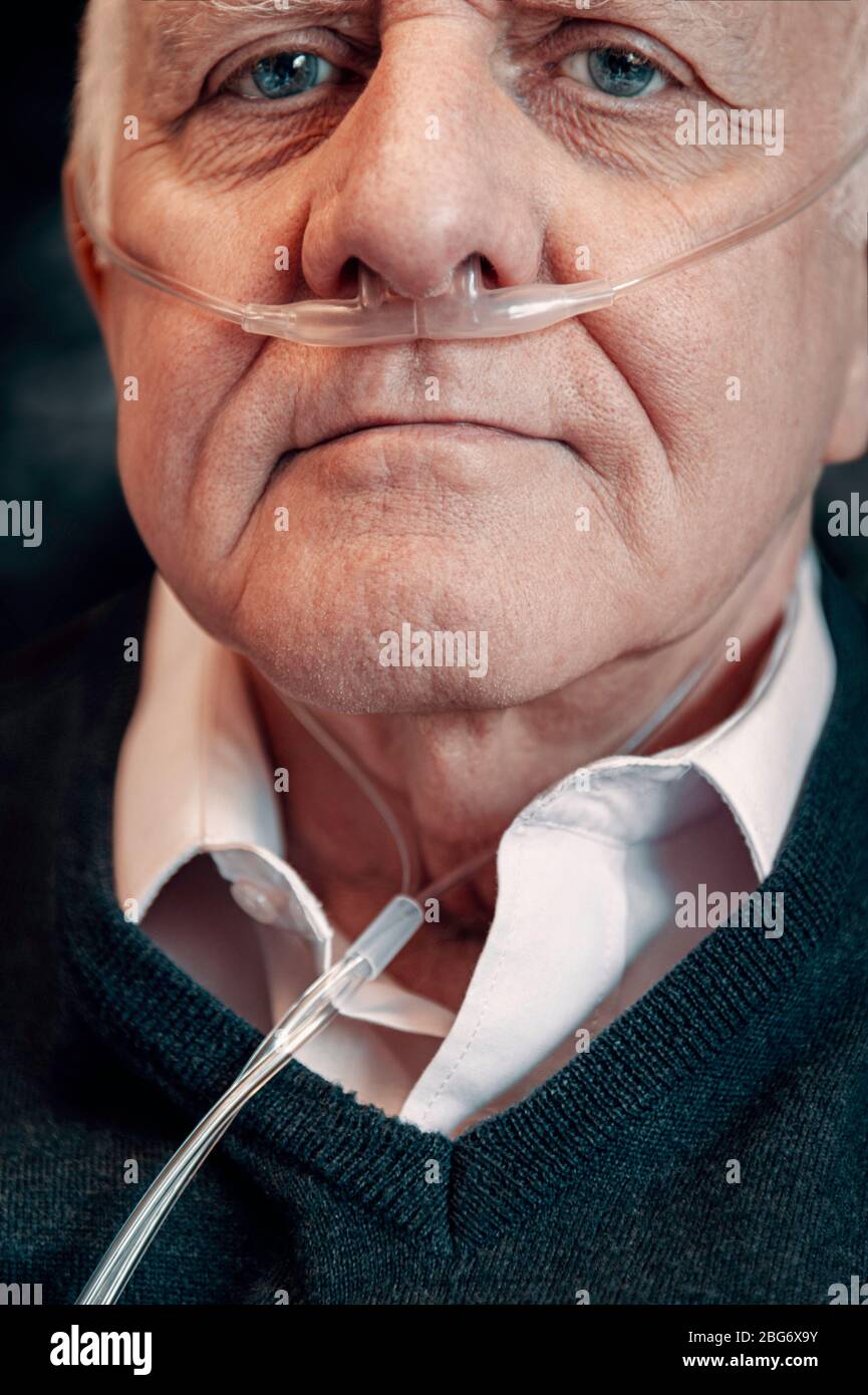Closeup ritratto di un uomo anziano che indossa ossigeno tubo nasale Foto Stock