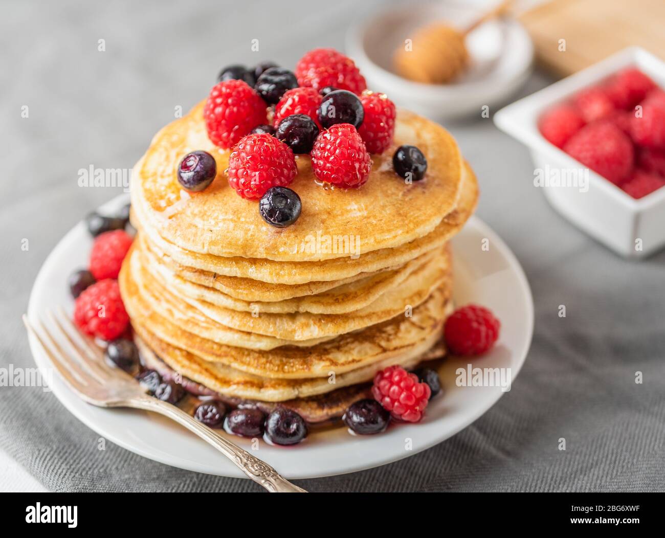 Dolci pancake fatti in casa con frutta su piatto bianco. Foto Stock