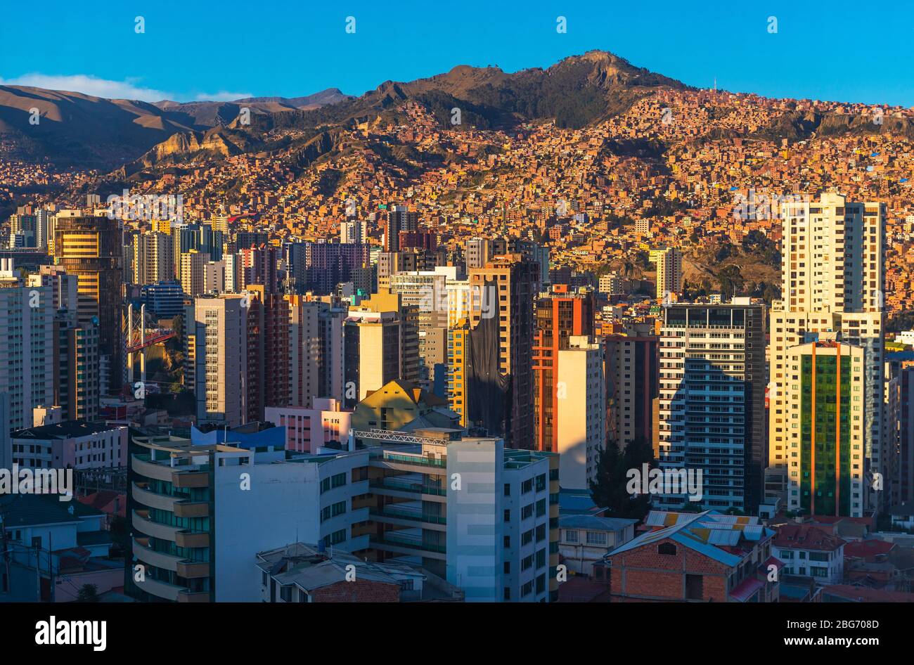 Paesaggio urbano di la Paz con il suo moderno skyline urbano e grattacieli al tramonto, Ande Mountains, Bolivia. Foto Stock