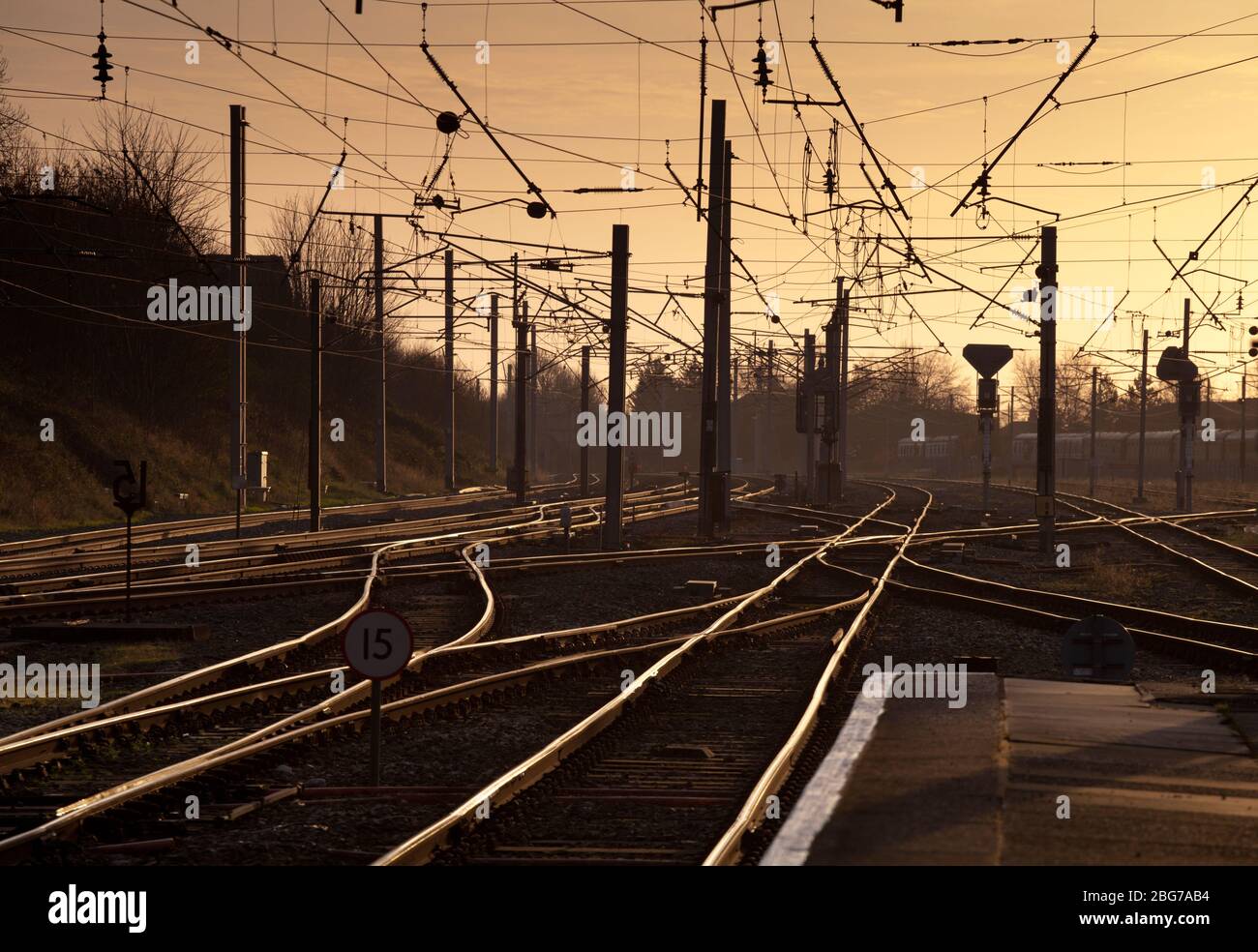 Carnforth nord Junction al tramonto in luce calda sulla linea principale della costa occidentale della rete ferroviaria, Lancashire, Regno Unito Foto Stock