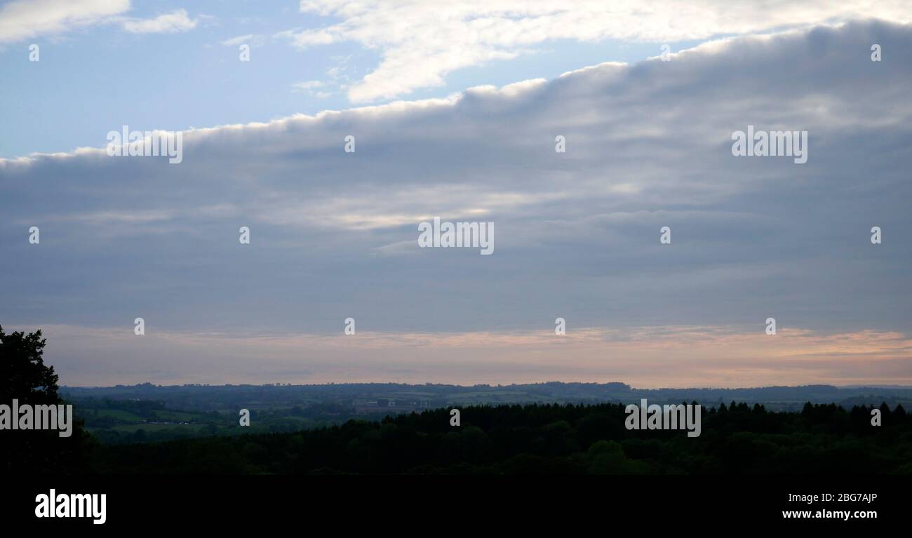 AJAXNETPHOTO. 2019. PEN SELWOOD, SOMERSET, INGHILTERRA. - FRONTE MOBILE - IL CLOUD STRATUS BASSO SI SPOSTA SUL PAESAGGIO DEL SOMERSET ALLA FINE DEI GIORNI. FOTO:JONATHAN EASTLAND/AJAXREF:GX8 192405 279 Foto Stock