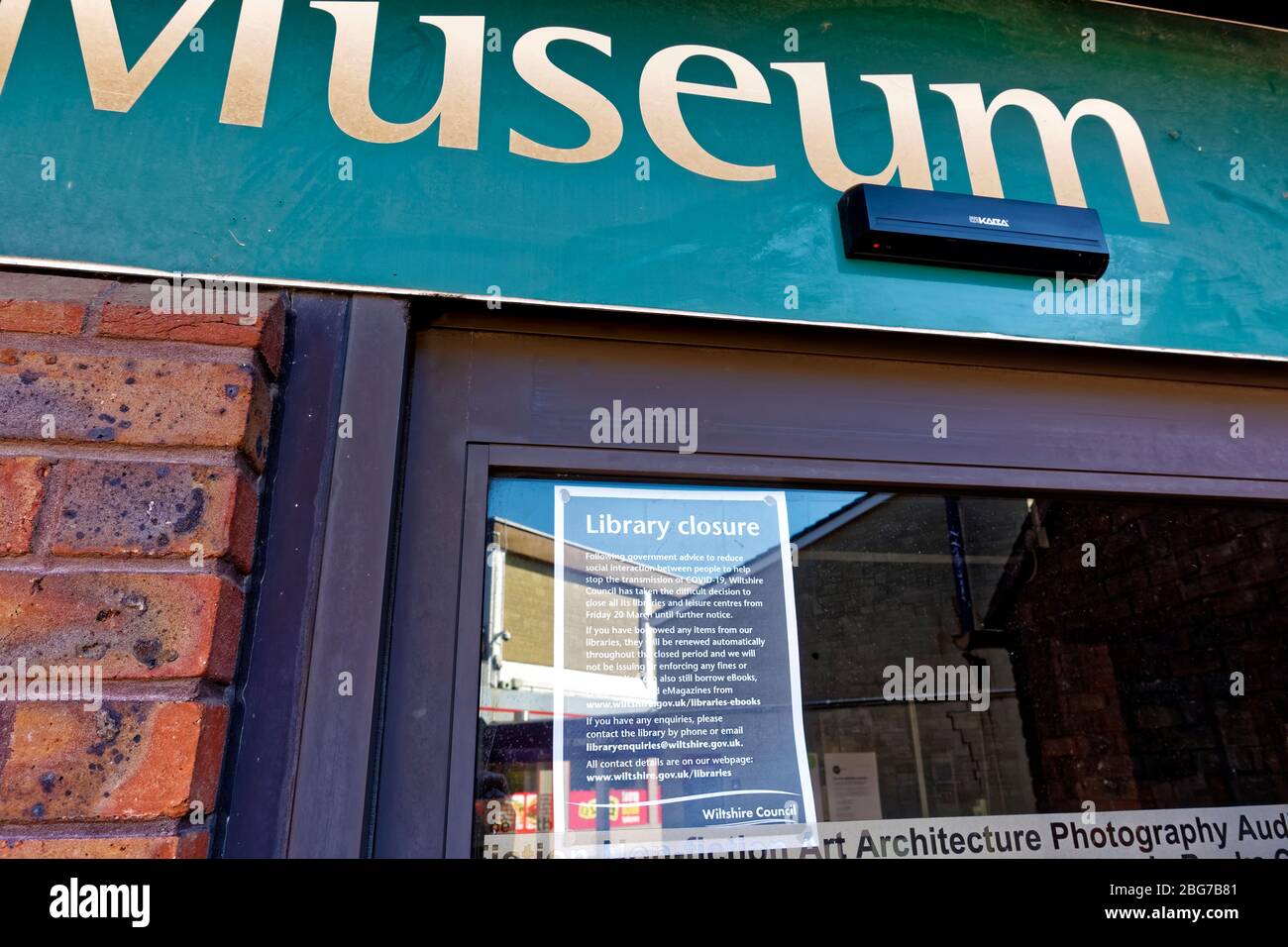 Warminster, Wiltshire UK - Aprile 14 2019: Temporaneamente chiuso a causa del cartello Coronavirus nella Warminster Library and Museum davanti alla finestra Foto Stock