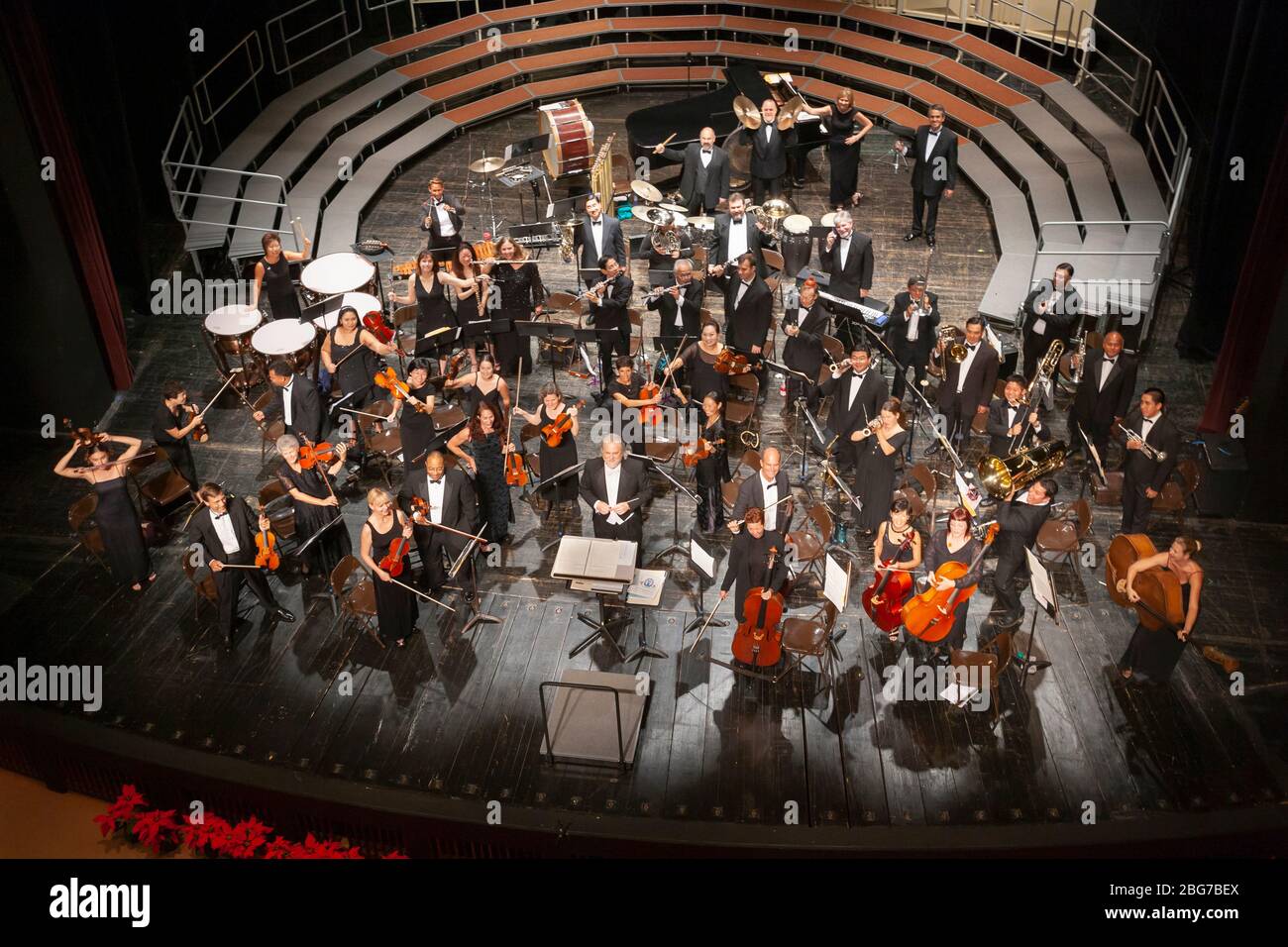 Orchestra e direttore d'orchestra si sono esibiti per il ritratto ufficiale (tutti i modelli sono stati pubblicati) Foto Stock