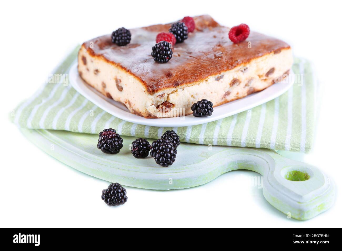Casseruola di formaggio con uvetta su piatto su tovagliolo isolato su bianco Foto Stock