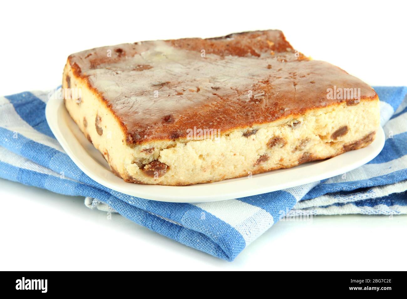 Casseruola di formaggio con uvetta su piatto su tovagliolo isolato su bianco Foto Stock
