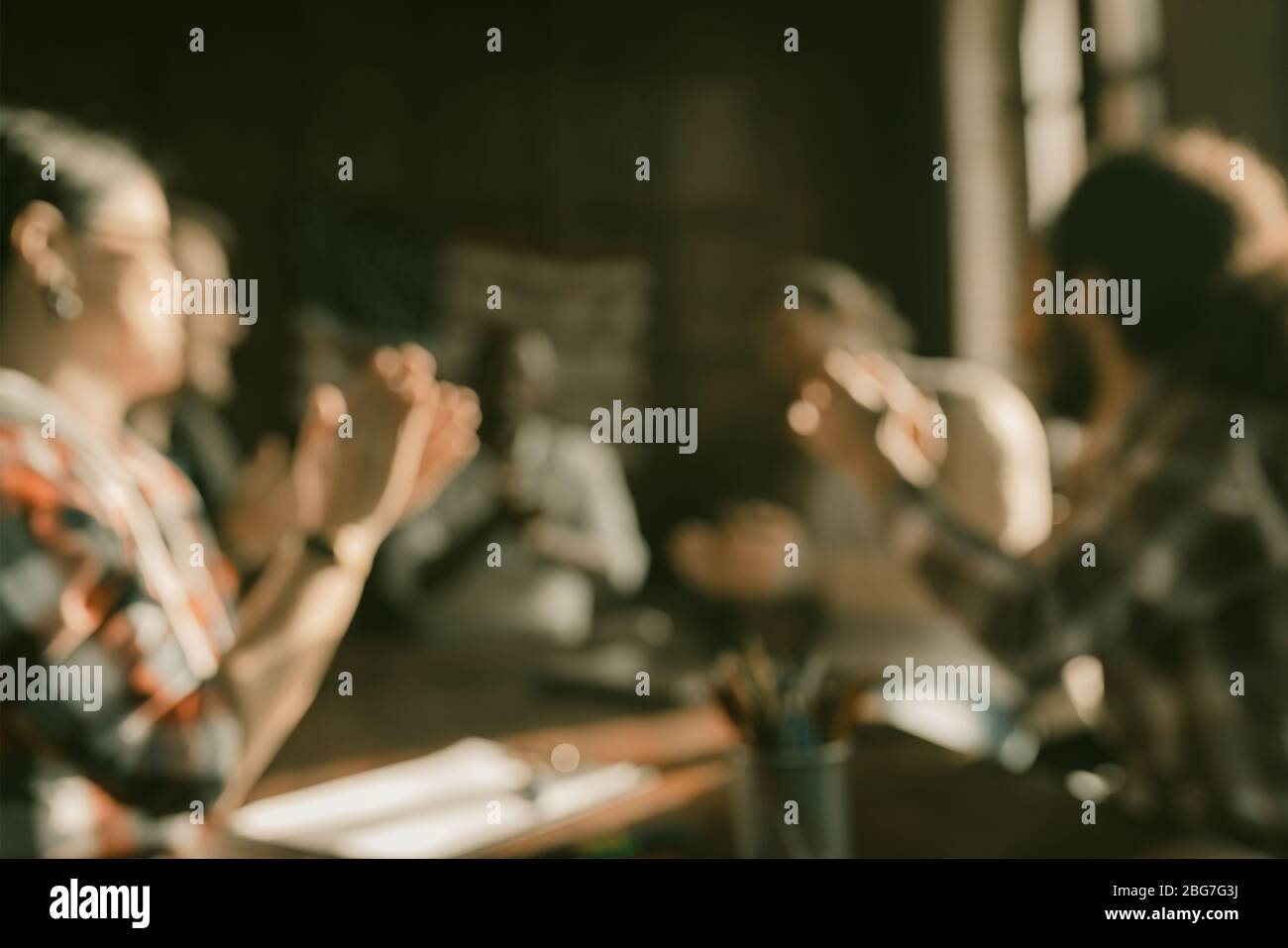 Immagine defocusa del team di applauding alla riunione Foto Stock