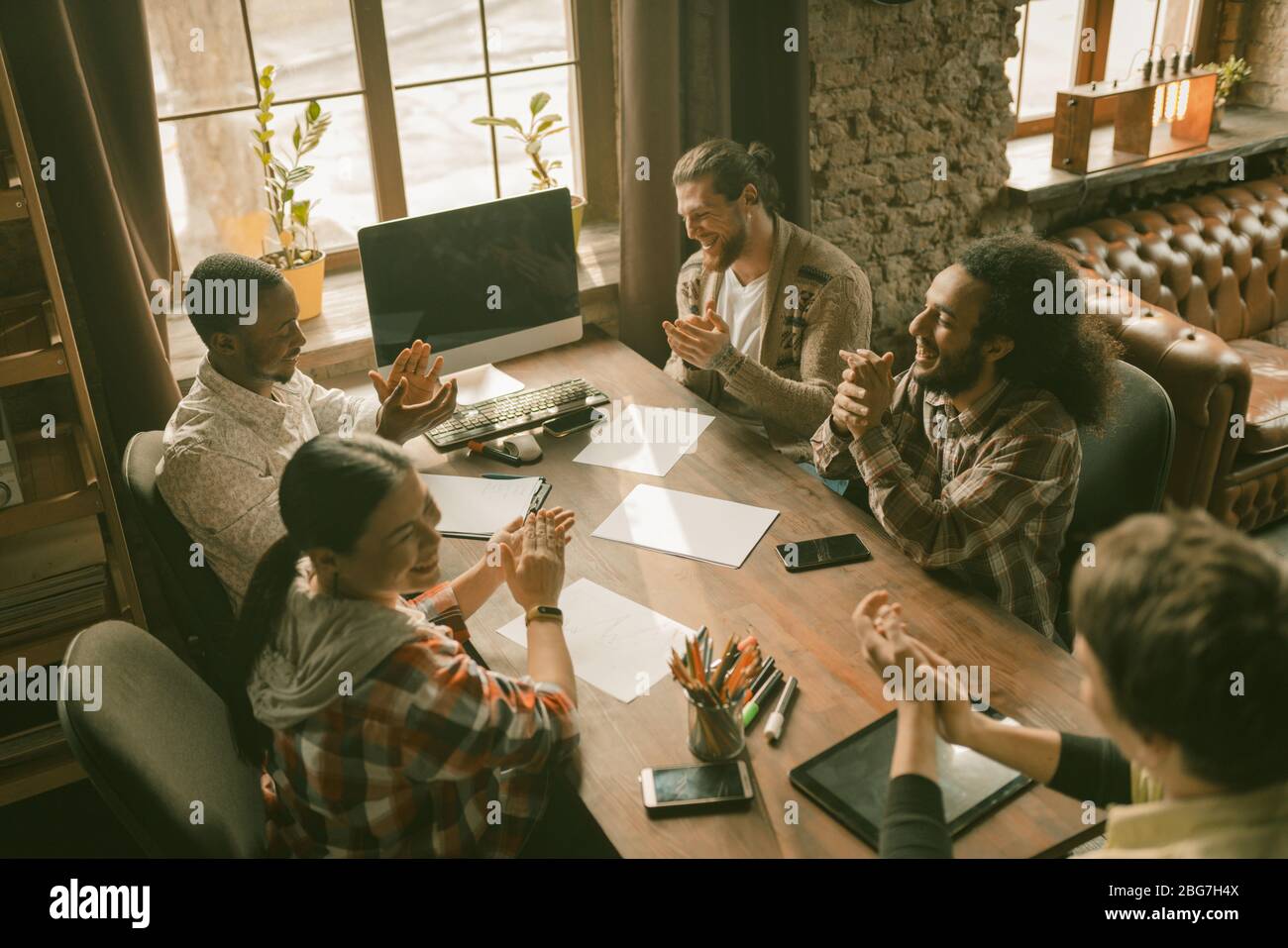 Applauds del Team dopo il successo del brainstorming Foto Stock