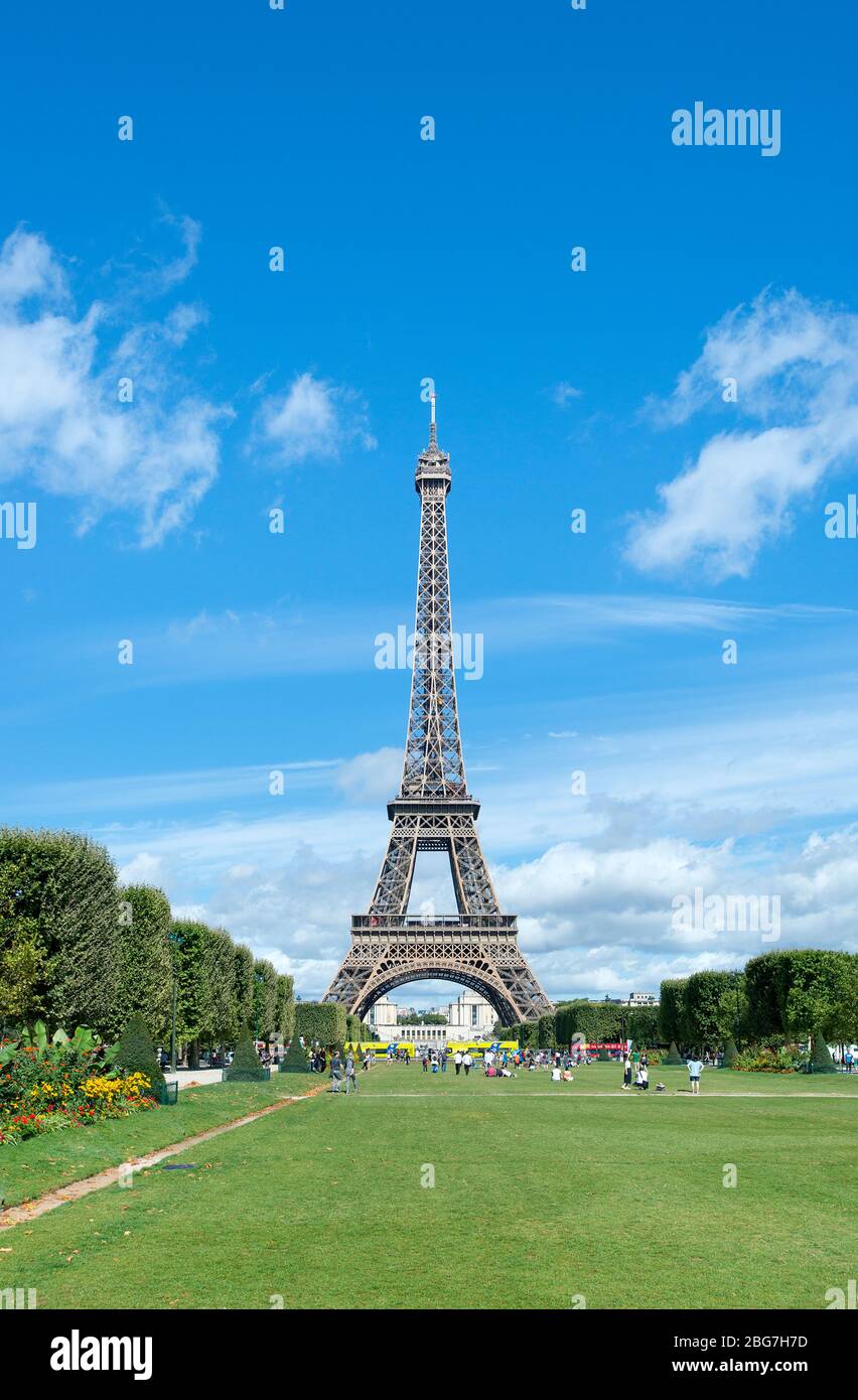 Torre Eiffel dal Champ de Mars, Parigi, Francia Foto Stock