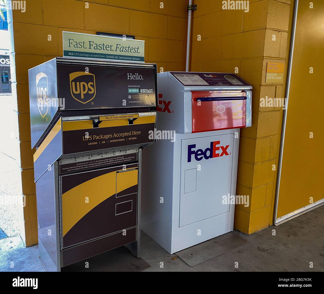 Orlando,FL/USA-4/10/20: Una cassetta UPS e FedEx in un garage vicino ad un edificio di uffici Foto Stock
