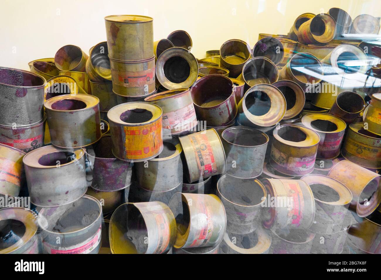 Bombolette a gas vuote campo di concentramento di Auschwitz Birkenau Oświęcim Museo Polonia meridionale Europa UE UNESCO Foto Stock