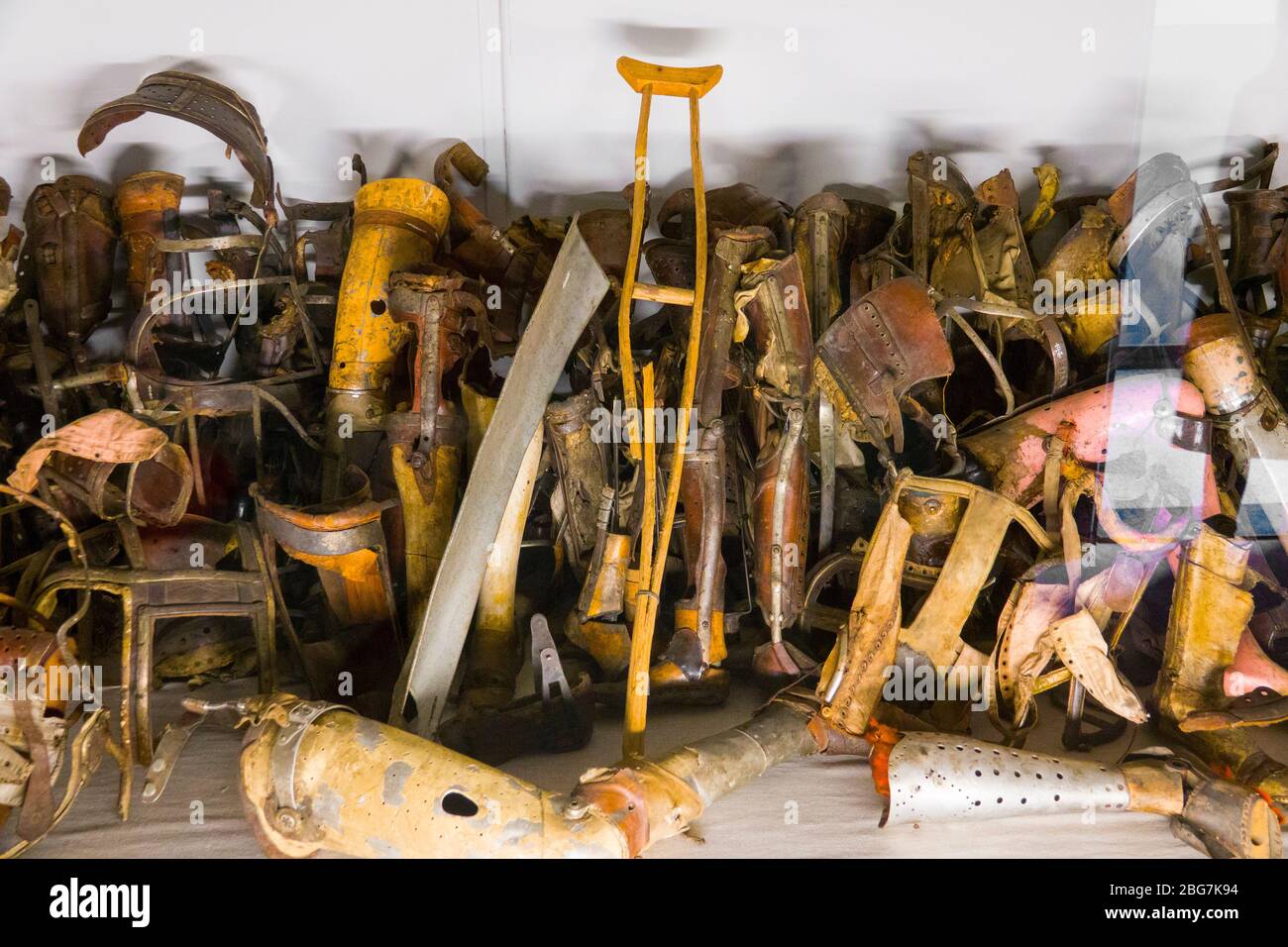 Crutches and Prostetics Auschwitz Birkenau campo di concentramento Oświęcim Museo Crutches Polonia meridionale Europa UE UNESCO Foto Stock