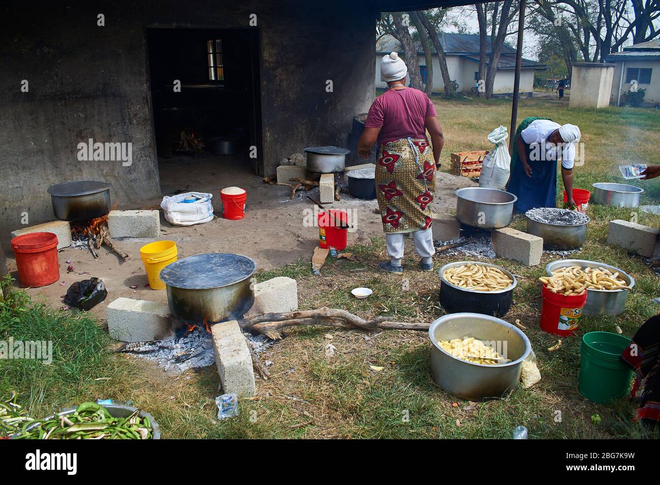 Donne che preparano un pasto festivo in un villaggio rurale africano Foto Stock