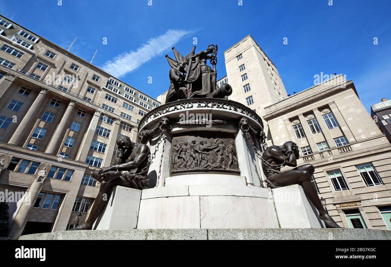 Nelson Monument, statua, presso Exchange Flags, edifici, Horton House, Walker House, 1 Exchange Flags, Liverpool, Merseyside, Inghilterra, Regno Unito, L2 3XN Foto Stock