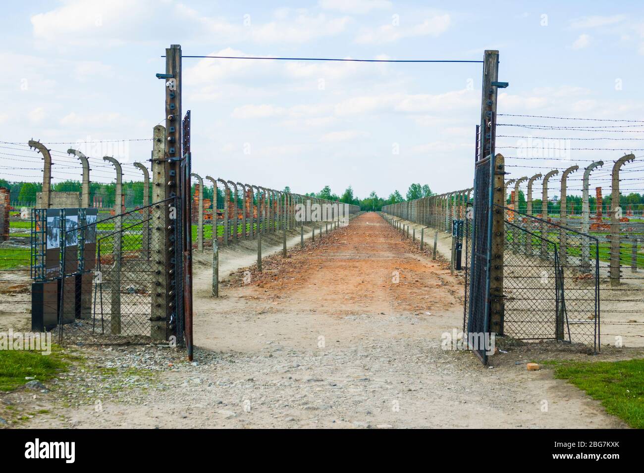 Cancello e filo spinato Fence Auschwitz Birkenau campo di concentramento Oświęcim Museo Polonia meridionale Europa UE UNESCO Foto Stock