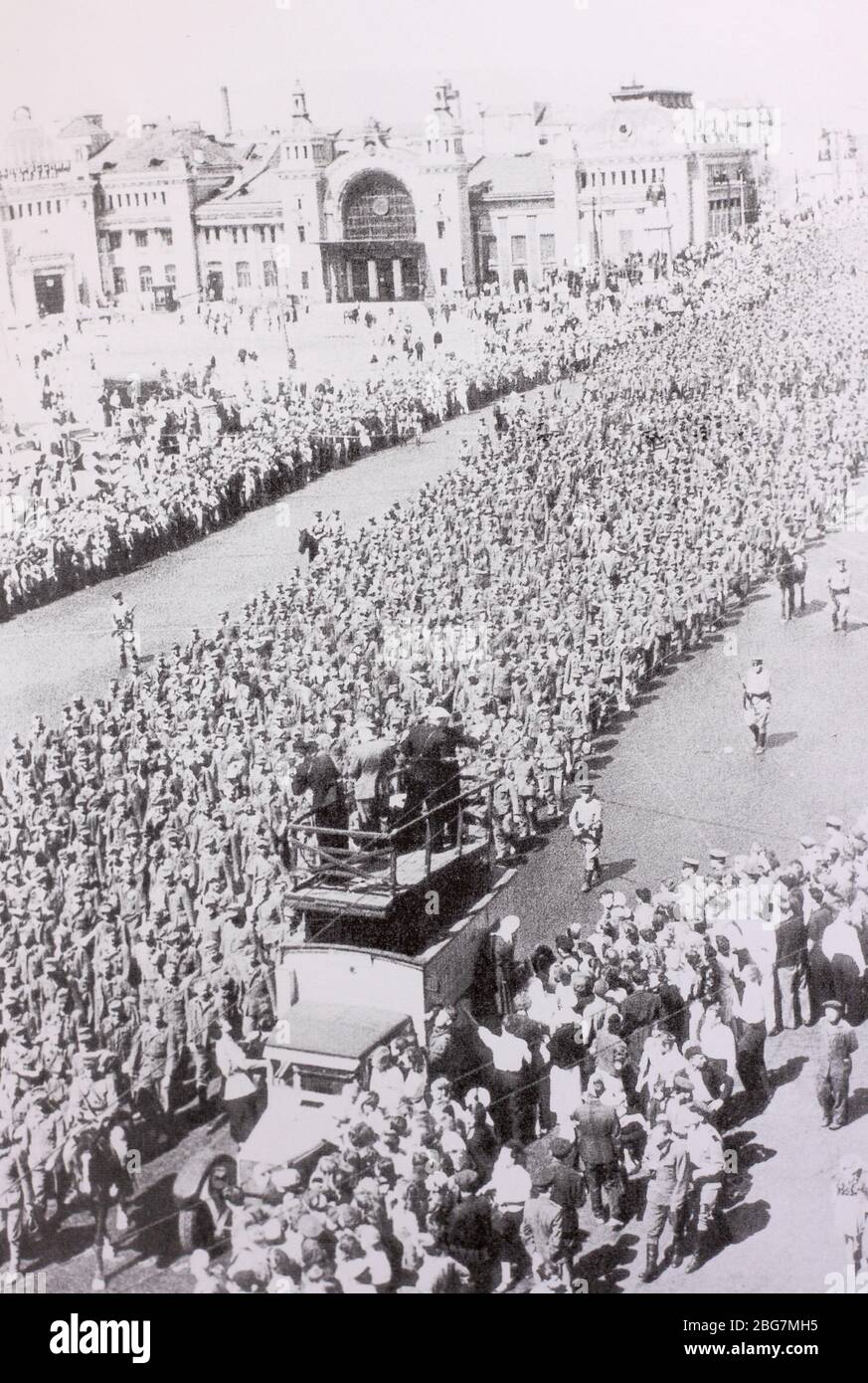 La processione di una colonna di prigionieri di guerra tedeschi nazisti sotto scorta a Mosca il 17 luglio 1944. Foto Stock