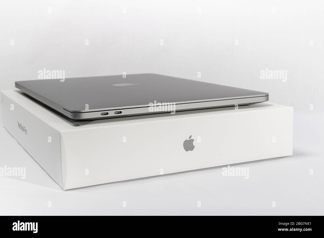 Bangkok, Thailandia - 5 aprile 2020: Una scatola bianca e 2020 Apple MacBook Pro 16 pollici super retina display che è prodotto da Apple Company. Foto Stock