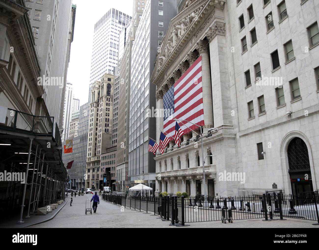 New York, Stati Uniti. 20 aprile 2020. Un lavoratore cammina oltre la Borsa di New York a Wall Street a New York City lunedì 20 aprile 2020. Le scorte sono scese il lunedì con il Dow che è sceso quasi 600 punti. I futures petroliferi degli Stati Uniti sono affondati sotto zero per la prima volta nella storia a causa della pandemia di coronavirus. Foto di John Angelillo/UPI Credit: UPI/Alamy Live News Foto Stock