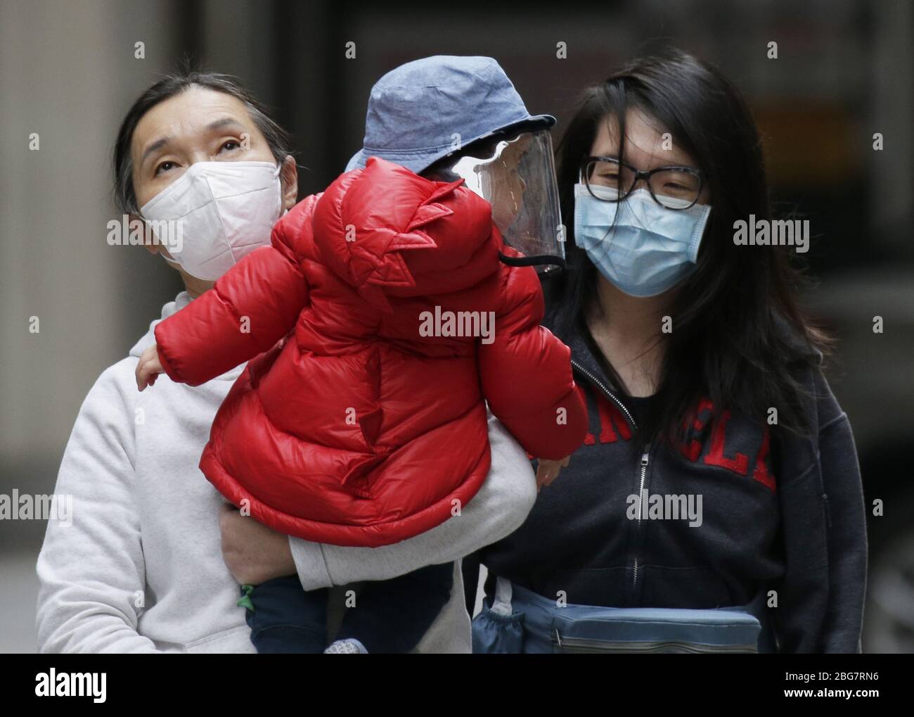 New York, Stati Uniti. 20 aprile 2020. Due donne e un bambino indossano maschere facciali protettive fuori dalla Borsa di New York a New York City lunedì 20 aprile 2020. Le scorte sono scese il lunedì con il Dow che è sceso quasi 600 punti. I futures petroliferi degli Stati Uniti sono affondati sotto zero per la prima volta nella storia a causa della pandemia di coronavirus. Foto di John Angelillo/UPI Credit: UPI/Alamy Live News Foto Stock