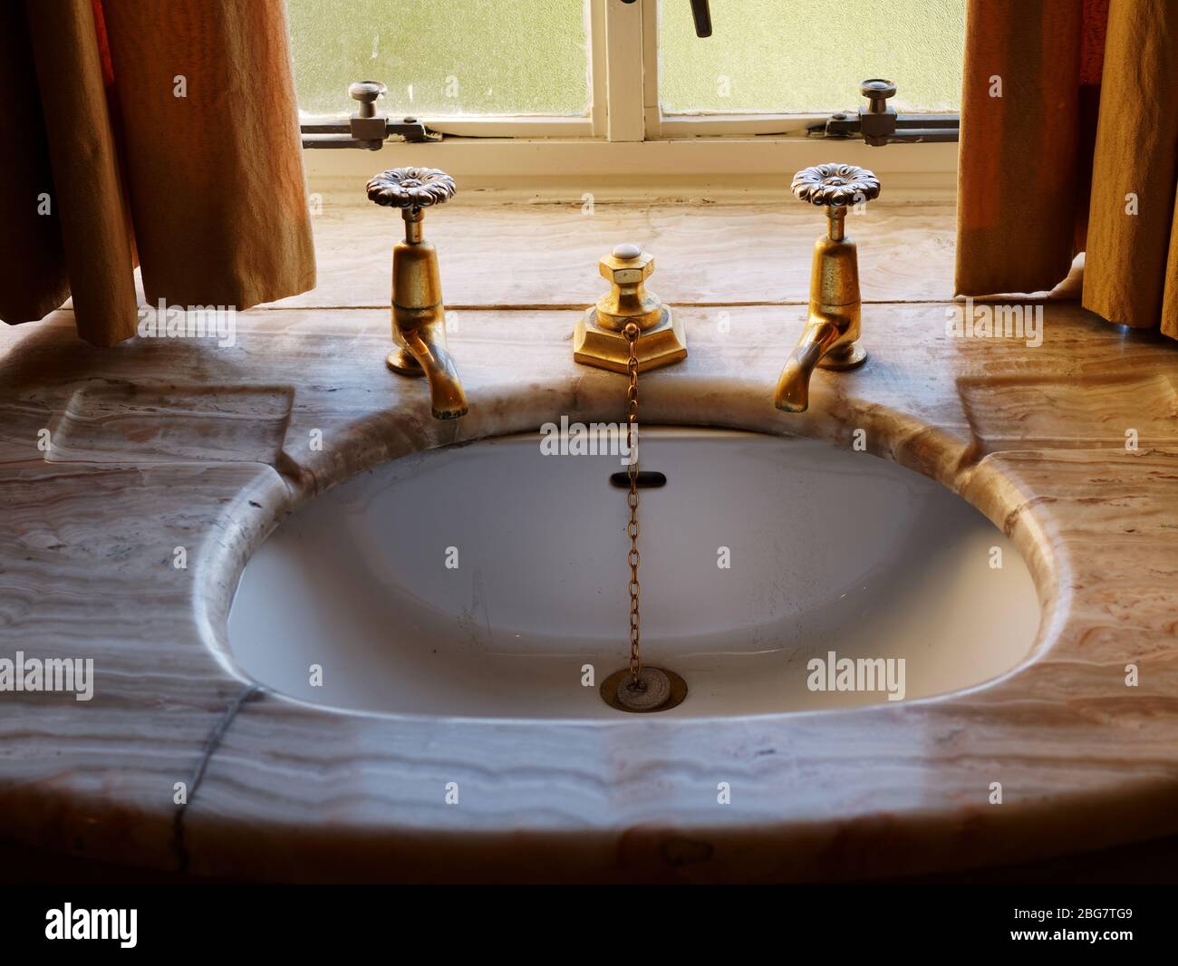 Primo piano del lavandino Art Deco nel bagno del Virginia Courtauld, Eltham Palace, Londra, Regno Unito Foto Stock