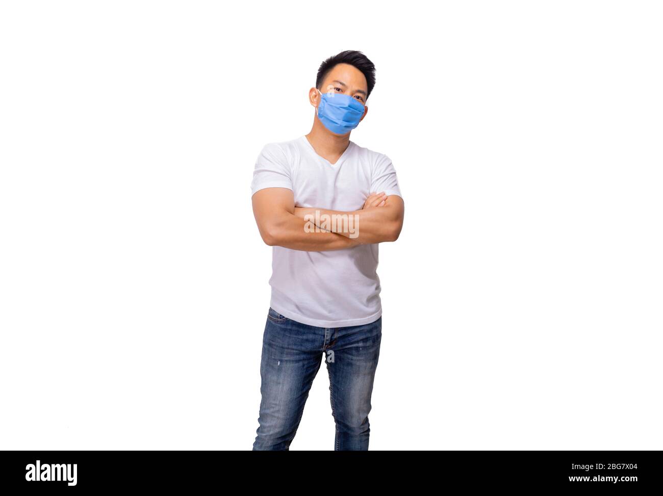 Una camicia bianca Thai uomo indossa una maschera blu in studio di illuminazione Foto Stock