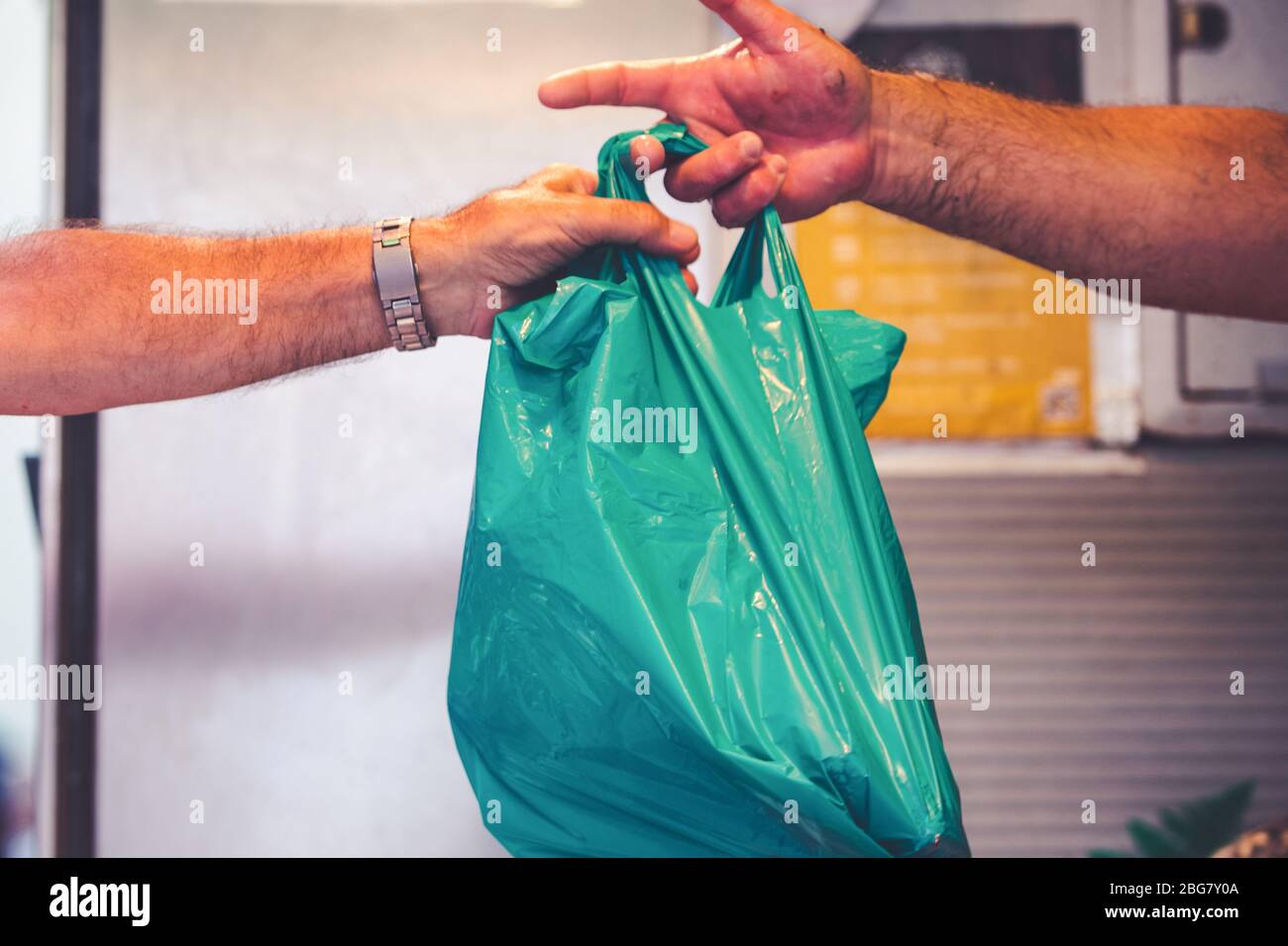 Persone che pagano con contanti in un mercato Foto Stock