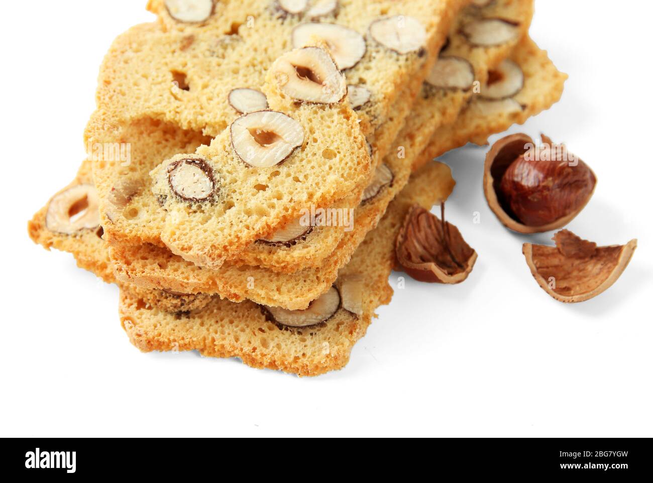 Biscotti con noci, isolati su bianco Foto Stock